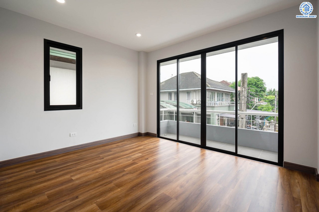 บ้านมือสองตกแต่งใหม่ ม.พิมาน ปิ่นเกล้า-กาญจนาภิเษก เนื้อที่ 64 ตร.ว. ฟังก์ชัน 3 ห้องนอน 4 ห้องน้ำ 1 ห้องแม่บ้าน จอดรถได้ 2 คัน บนทำเลเดินทางสะดวก ติดถนนกาญจนาภิเษก เชื่อมต่อหลายเส้นทาง ใกล้ทางด่วน "กาญจนาภิเษก" รถไฟฟ้า "สถานีหลักสอง" และเดอะมอลล์บางแค...